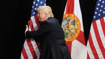 ترامب يتهم معارضيه بمحاولة إخراجه من البيت الأبيض 