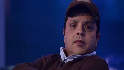 محمد هنيدي يعتدي بالضرب على زوجته وحماته في 'أرض النفاق'