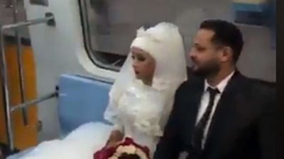 عروسان يحتفلان بزفافهما في'مترو الأنفاق' (فيديو)