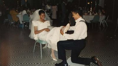 ميشيل أوباما تخطف الأضواء من 'الزفاف الملكي' بصورة عرسها