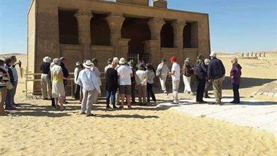 وفد سياحي من إنجلترا وألمانيا يزور المناطق الأثرية بالمنيا
