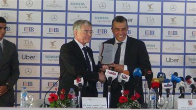 بالصور.. الأهلي يهدي درع النادي وتيشيرت الفريق للسفير الألماني بالقاهرة