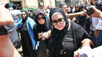 انهيار دلال عبد العزيز وميرفت أمين في جنازة مديحة يسري (صور)