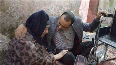 رئيس 'من أجل شبرا الخيمة' يهدي سيدة جليسة الفراش كرسي متحرك في القليوبية