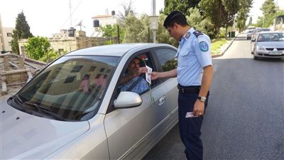 بالصور.. ضابط بالمرور يعاقب المخالفين بالعصا