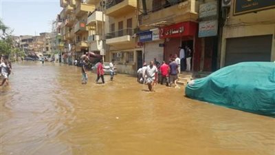 بالصور.. فريق عمل لإنقاذ وسط الأقصر من الغرق