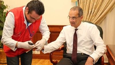 وزير الإتصالات يخضع للكشف الطبي ضمن مبادرة 