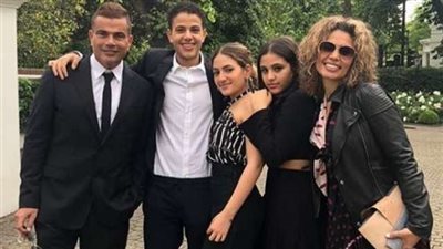 'الهضبة' عمرو دياب يحتفل بتخرج أبنائه برفقة زوجته (فيديو)
