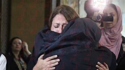 ليلى علوي تودع مديحة يسري بالدموع (صور)