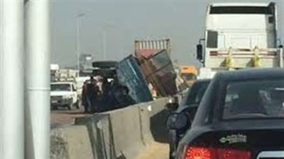 كثافات مرورية أعلى الطريق الدائرى بسبب تصادم سيارتين نقل