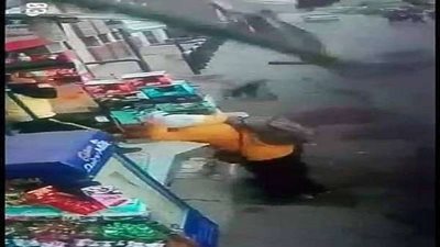 ننشر أول صور لفتاة سقط عليها جزء من كوبري عرابي