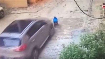 العناية الإلهية تنقذ طفلًا دهسته أمه بالسيارة