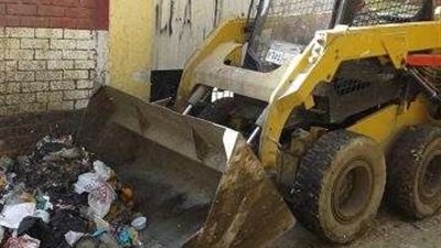 رفع المخلفات من شارع السلخانة في الدقهلية (صور)