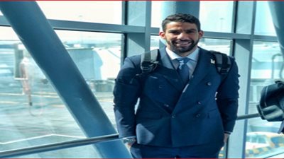 شريف إكرامي يعبر عن سعادته بألتقاط صورا تذكارية بمطار القاهرة