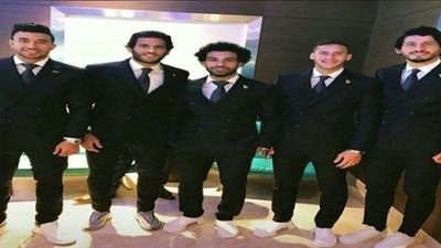 بالصور.. لاعبي المنتخب يلتقطوا صور تذكارية داخل مطار القاهرة