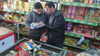 مجلس أشمون بالمنوفية يشن حملة تموينة مكبرة لضبط الأسواق