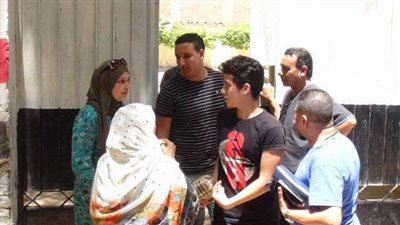 أولياء الأمور ينتظرون ذويهم أمام لجان الامتحانات