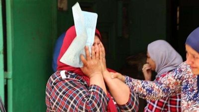 دموع الفرحة..أم تبكي في أحضان نجلها أمام لجنة الامتحانات (فيديو)