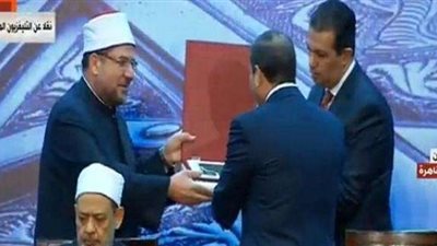 مختار جمعة يهدي السيسي أحدث كتابين من إصدار وزارة الأوقاف