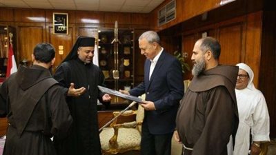 محافظ قنا يستقبل وفدًا قبطيًا للتهنئة بعيد الفطر المبارك