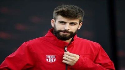 «بيكيه» يخرج من المران مصابًا