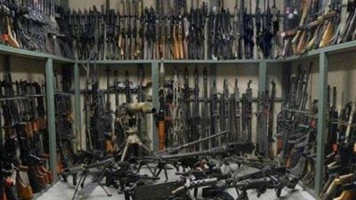 خاص.. ضبط ترسانة أسلحة داخل منزل إرهابي بدرنة الليبية ( فيديو )