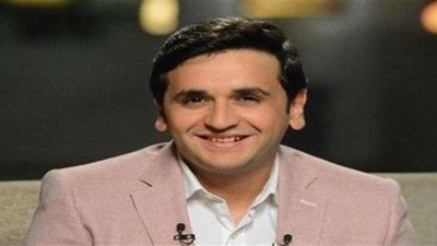 مصطفى خاطر ينشر صور تجمعه بصناع ”حرب كرموز”