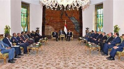 آبي أحمد يصطحب 30 إثيوبيًا مفرج عنهم على متن طائرته