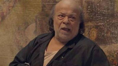 إبراهيم نصر يتحدث عن مشهد غسل ابنه ”كاريكا” بـ”فوق السحاب”