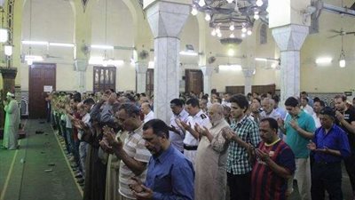 توافد المصلين على مسجد عمر مكرم إحياءًا لليلة القدر (صور)