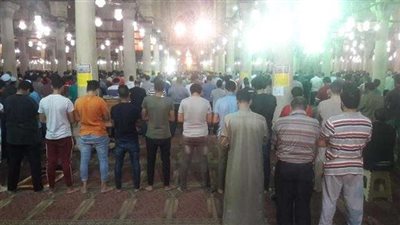 آلاف المصلين في مسجد عمرو بن العاص لإحياء ليلة القدر (صور)