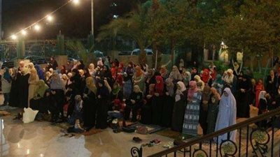 المصليات يؤدين صلاة التراويح احتفاء بليلة القدر بمسجد النور بالعباسية (صور)