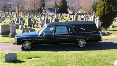 شاب نيجيري يدفن والده بطريقة غريبة