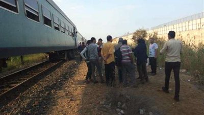 خروج قطار بورسعيد - القاهرة عن القضبان بسبب جذع نخلة