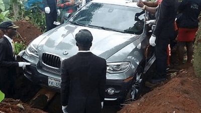 وفاءً بوعده.. شاب يحول BMW لتابوت ويدفن والده