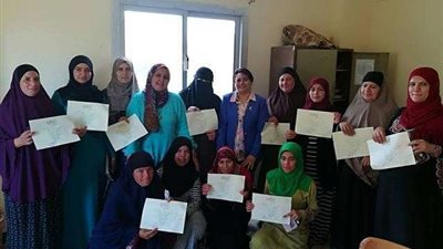 ”القومي للمرأة” يسلم 140 استمارة بـ 500 جنيهًا لغير القادرات