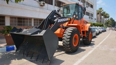 محافظ دمياط يعلن شراء لودر لمدينة عزبة البرج