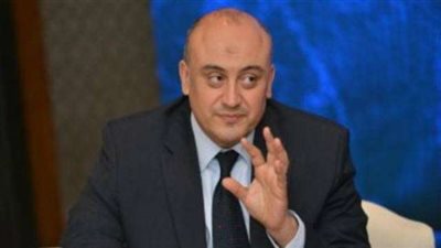 وصول جثمان والد علاء الكحكي إلى مسجد السيدة زينب