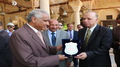 محافظ القاهرة يوزع 24 دراجة بخارية على متحدي الإعاقة