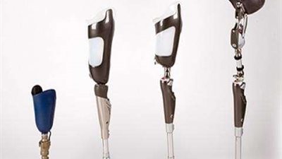 شاهد.. طفلة بعمر عامين ونصف تجري بساق صناعية لأول مرة