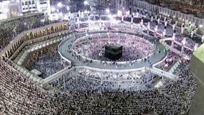 السعوديون يؤدون صلاة العيد بالمسجد الحرام مع فيصل بن سلمان