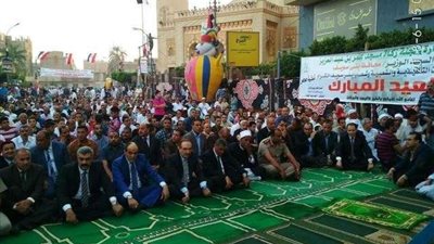 محافظ بني سويف ومدير الأمن يؤديان صلاة العيد ويعيدان على الأهالي بالكعك.. (صور)