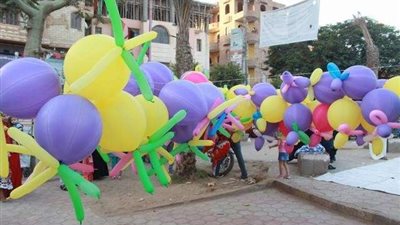 المواطنون يتجمعون بالبالونات احتفالًا بالعيد