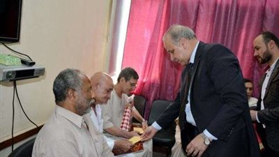 محافظ القليوبية يشارك الأيتام والمسنين فرحة عيد الفطر