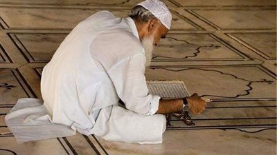 لحظة وفاة شيخ أثناء قراءته القرآن بأحد المساجد.. (فيديو)