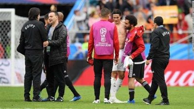 ”كافاني” يطلب من ”صلاح” قميصه.. ويكشف السبب