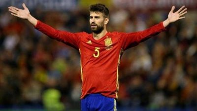 بقميص إسبانيا.. ”بيكيه” يعتزل اللعب الدولي