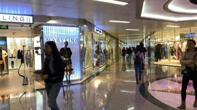 لحظة انهيار سقف مول سياحي وإصابة 9 سياح في الصين (فيديو)