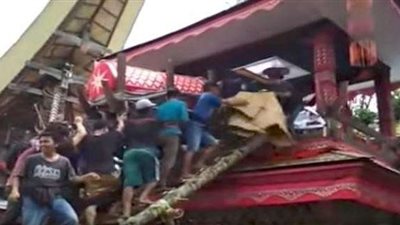 نعش الأم يسحق الأبن حتى الموت (فيديو)