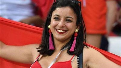 حسناوات تونس وإنجلترا يشعلن المدرجات مع بداية اللقاء